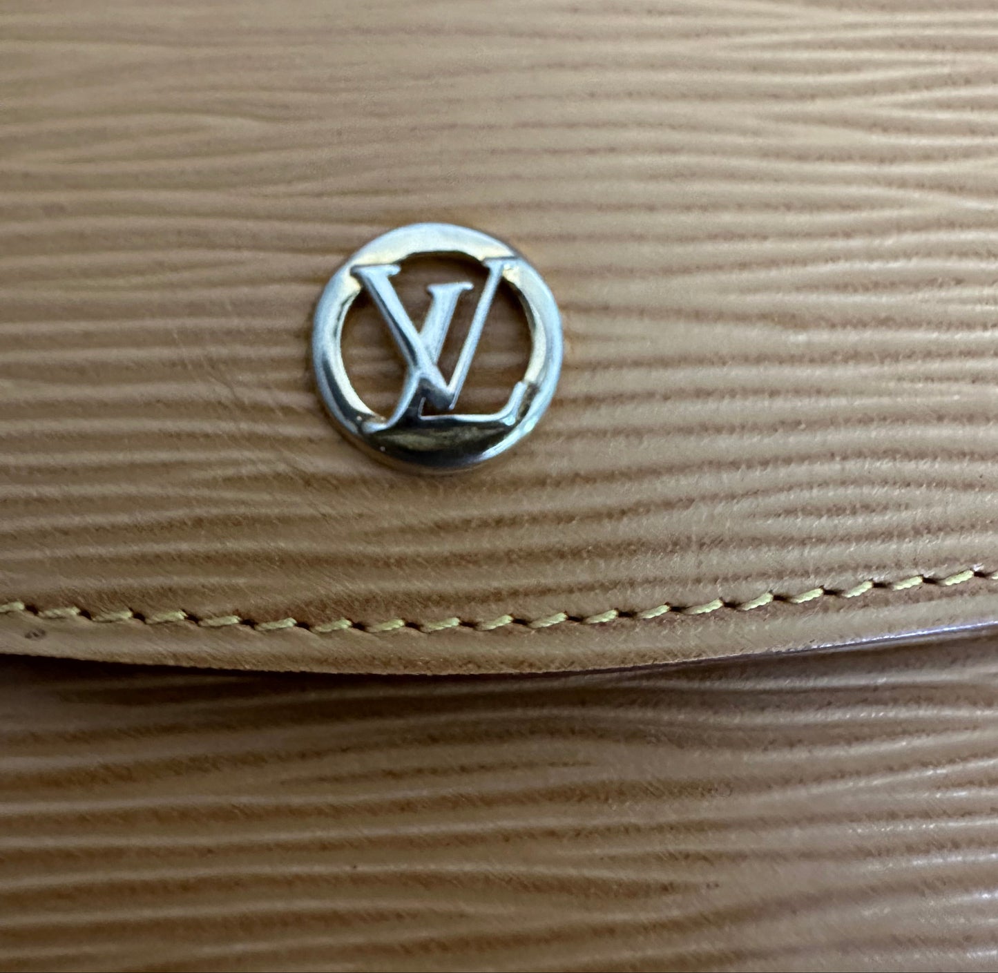 VINTAGE! Louis Vuitton Clutch - Montaigne 27 in Epi Leather - Caramel Winnipeg Beige