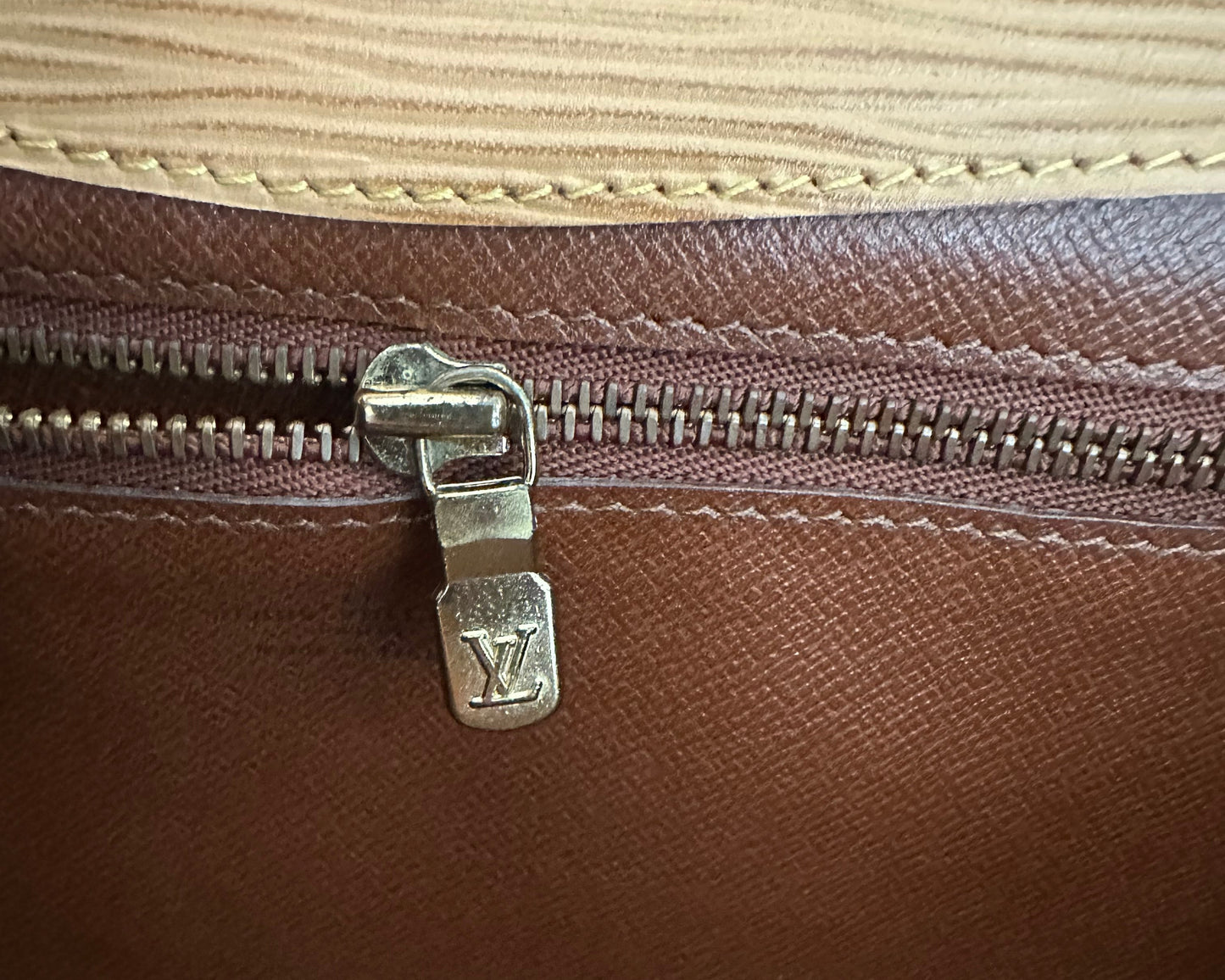 VINTAGE! Louis Vuitton Clutch - Montaigne 27 in Epi Leather - Caramel Winnipeg Beige