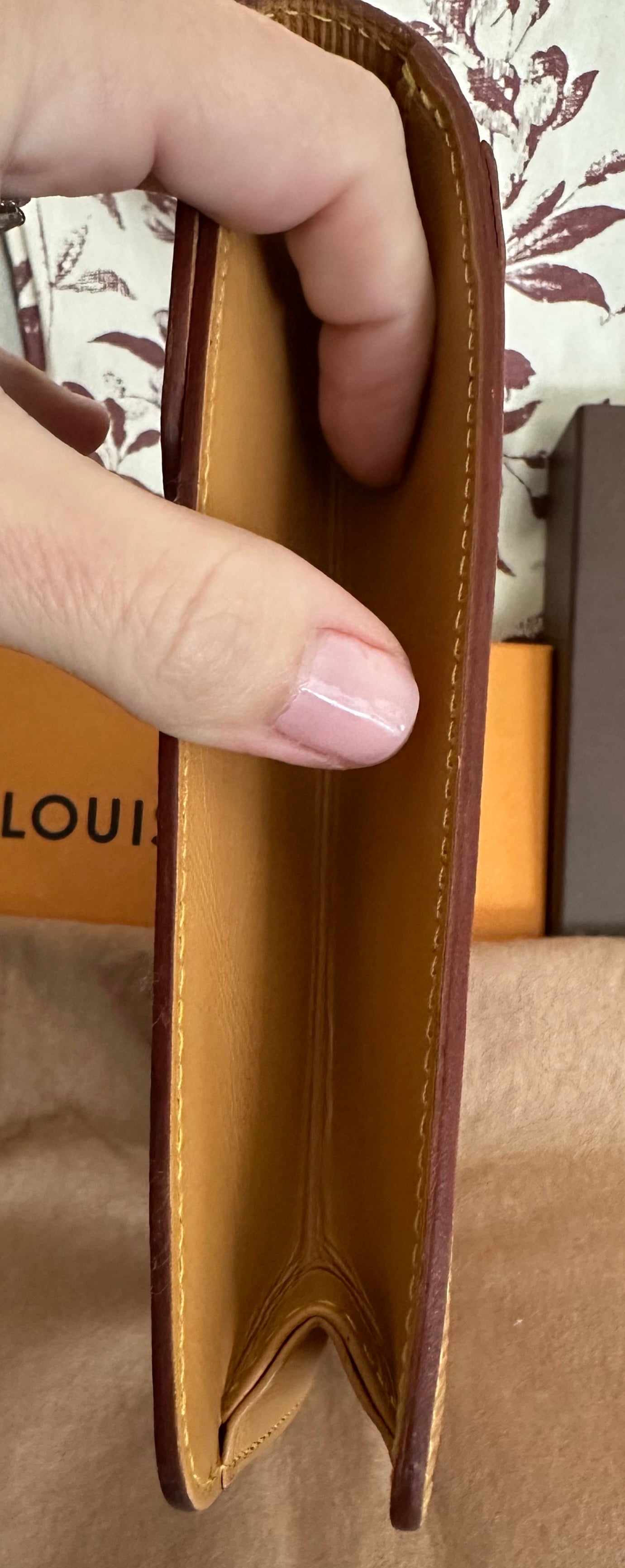 VINTAGE! Louis Vuitton Clutch - Montaigne 27 in Epi Leather - Caramel Winnipeg Beige