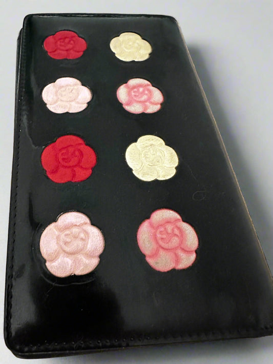 CHANEL Wallet in Patent Black Leather Camilla pink, fushia, & cream puffy flowers