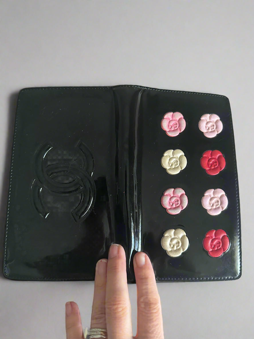CHANEL Wallet in Patent Black Leather Camilla pink, fushia, & cream puffy flowers