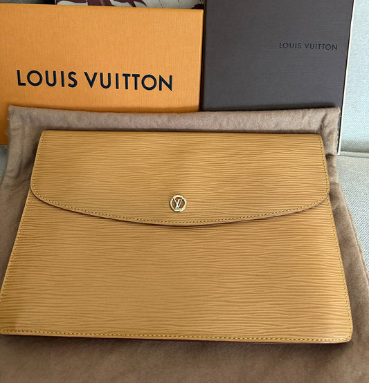 VINTAGE! Louis Vuitton Clutch - Montaigne 27 in Epi Leather - Caramel Winnipeg Beige