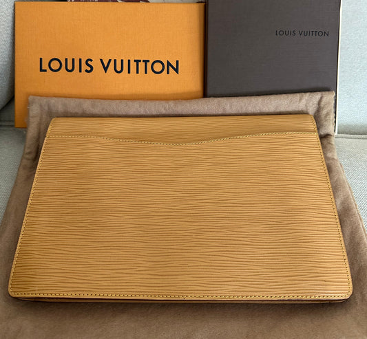 VINTAGE! Louis Vuitton Clutch - Montaigne 27 in Epi Leather - Caramel Winnipeg Beige